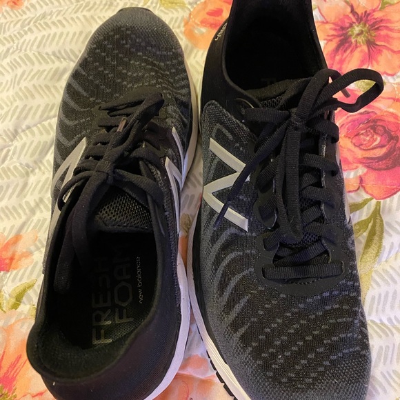 New Balance running shoes - Picture 3 of 5